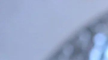 Bandeja de mental con un sanduchón venezolano decorado con jamón y fresas