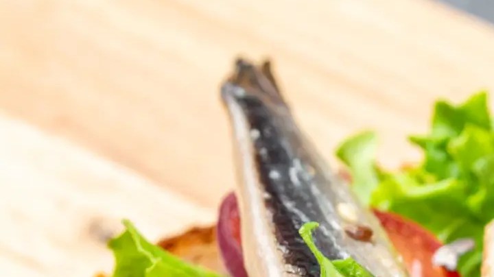 sandwich facil de sardinas con lechuga y tomate