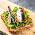 sandwich facil de sardinas con lechuga y tomate