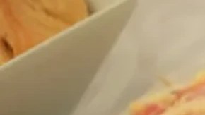 Plato blanco con sándwich de serpentinas con diablito y tres recipientes de salsas