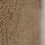 Bandeja de plata con una tarta de queso con avellanas