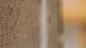 Bandeja de plata con una tarta de queso con avellanas