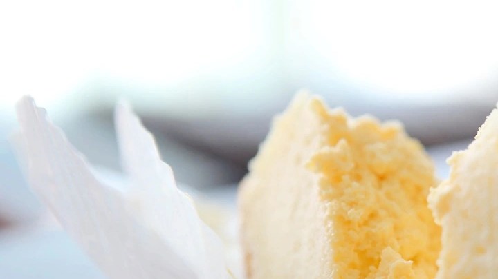 Trozos de tarta de queso y boniato sobre un plato marrón y servilletas