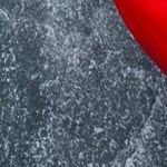 Plato blanco con brochetas de ñoquis con chorizo