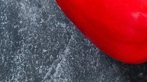 Plato blanco con brochetas de ñoquis con chorizo