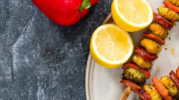 Plato blanco con brochetas de ñoquis con chorizo