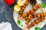 Plato blanco con brochetas de ñoquis con chorizo