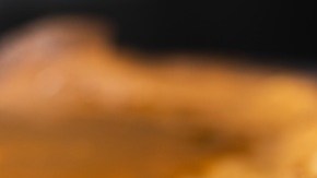 Una cucharada de dulce de leche vertido sobre unas crepas