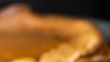 Una cucharada de dulce de leche vertido sobre unas crepas