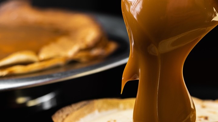 Una cucharada de dulce de leche vertido sobre unas crepas