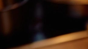 Pavo relleno sobre una bandeja de verduras y una mesa llena de comida para el meú semanal