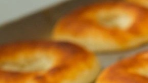 Bandeja metálica con varios pandequeso horneados en forma toroidal con un agujero en el centro