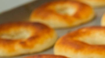 Bandeja metálica con varios pandequeso horneados en forma toroidal con un agujero en el centro