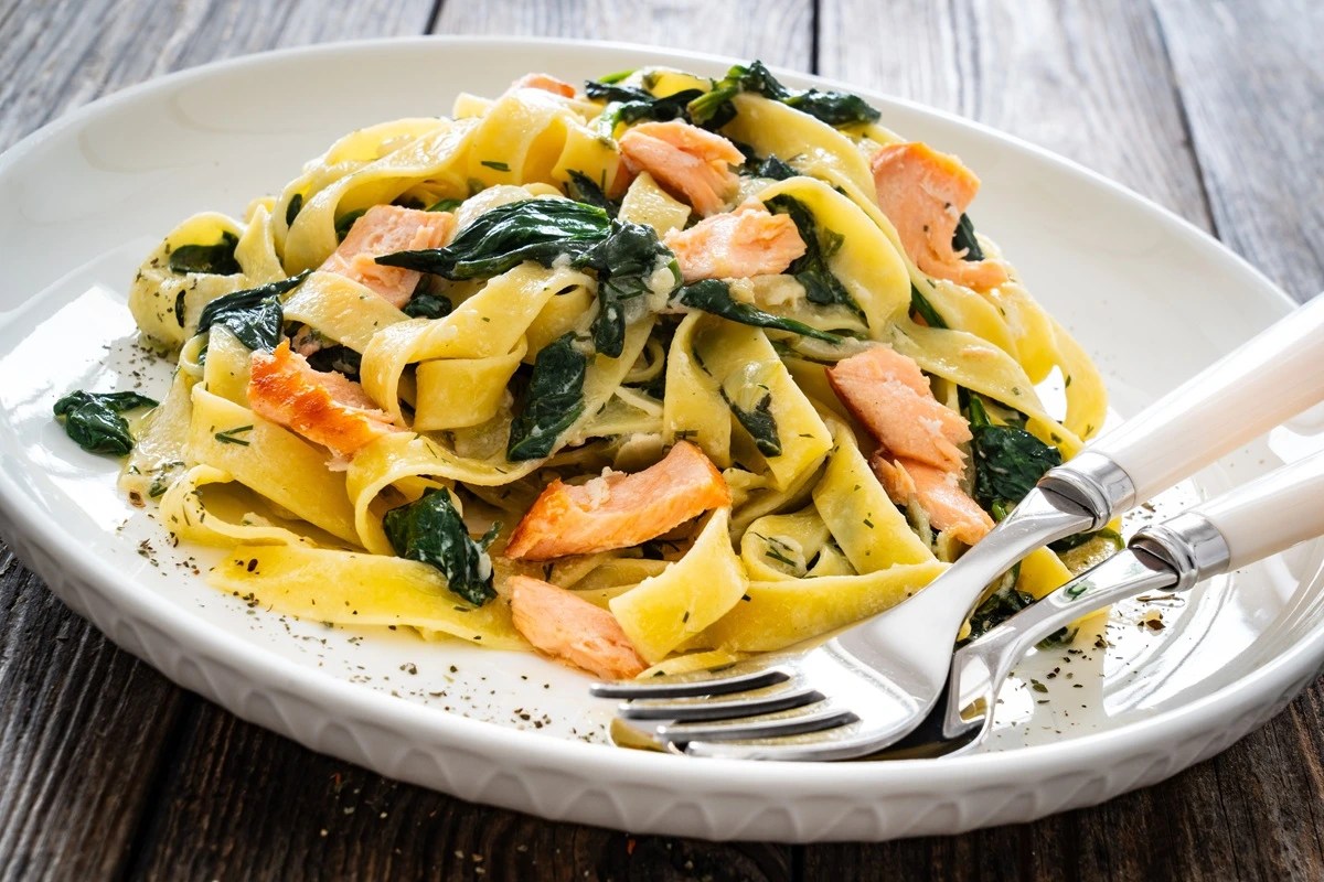 Cómo hacer pappardelle con salmón y eneldo