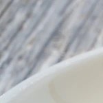 Plato blanco con pappardelle con salmón y eneldo