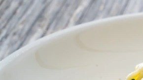 Plato blanco con pappardelle con salmón y eneldo