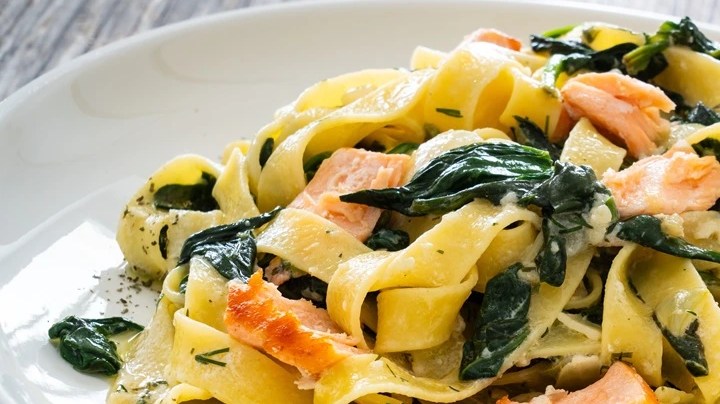 Plato blanco con pappardelle con salmón y eneldo