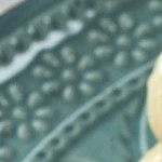 Pasta Pappardelle con salsa cremosa y parmesano sobre un plato verde y un tenedor