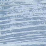 Pasta pappardelle con salsa de calabaza y tocino en un plato blanco sobre una mesa gris