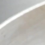 Pasta pappardelle con salsa de champiñones cremosa sobre un plato hondo plateado