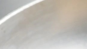 Pasta pappardelle con salsa de champiñones cremosa sobre un plato hondo plateado