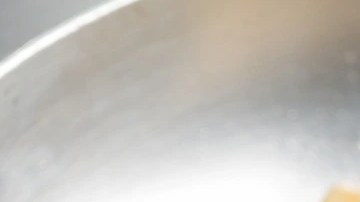 Pasta pappardelle con salsa de champiñones cremosa sobre un plato hondo plateado