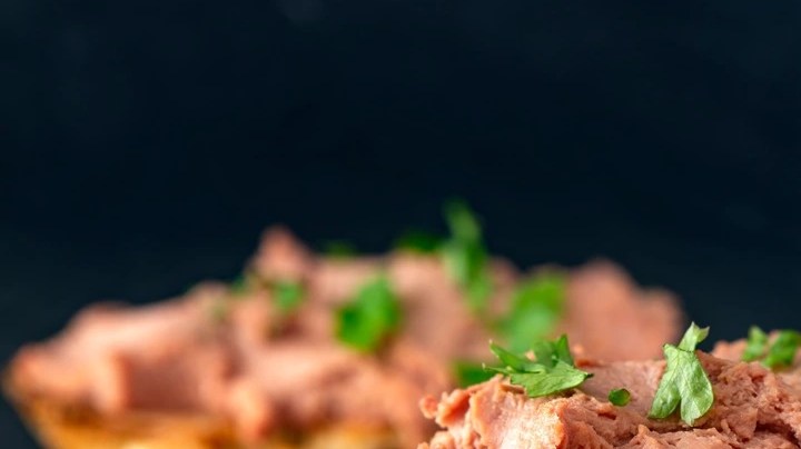 Paté de hígado de pollo sobre rodajas de pan