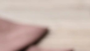 Plato color blanco con rodajas de pan y paté de jabalí