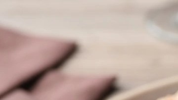 Plato color blanco con rodajas de pan y paté de jabalí