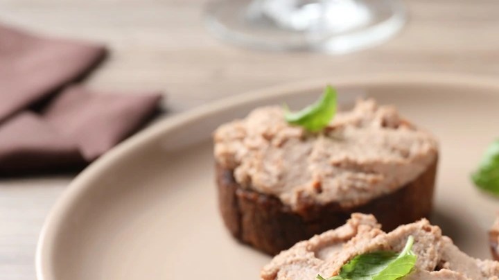 Plato color blanco con rodajas de pan y paté de jabalí