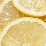 Olla de aluminio con picatta de salmón sobre una mesa de madera