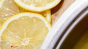 Olla de aluminio con picatta de salmón sobre una mesa de madera