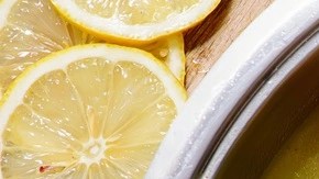 Olla de aluminio con picatta de salmón sobre una mesa de madera