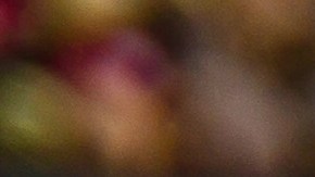 Puré de papa trufado sobre un plato de porcelana blanco