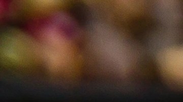 Puré de papa trufado sobre un plato de porcelana blanco