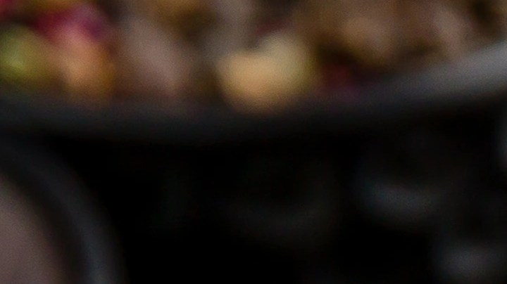 Puré de papa trufado sobre un plato de porcelana blanco