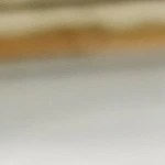 Plato blanco hondo con pasta rigatoni con chorizo y queso