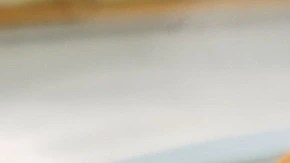 Plato blanco hondo con pasta rigatoni con chorizo y queso