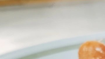 Plato blanco hondo con pasta rigatoni con chorizo y queso