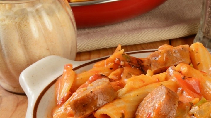 Rigatoni con Salchicha y Pimientos