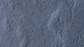 Plato hondo color negro con tres bolas de sorbete de maracuya y menta