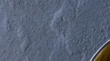 Plato hondo color negro con tres bolas de sorbete de maracuya y menta