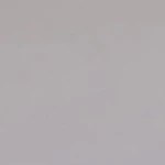 Varias arepa con huevo de codorniz sobre un plato blanco