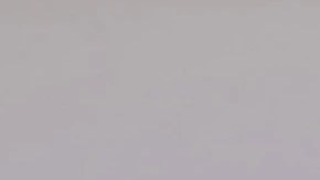 Varias arepa con huevo de codorniz sobre un plato blanco