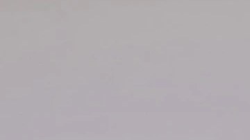 Varias arepa con huevo de codorniz sobre un plato blanco