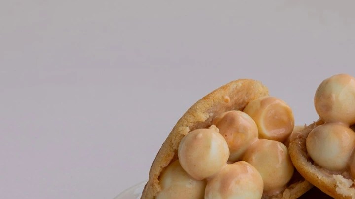 Varias arepa con huevo de codorniz sobre un plato blanco