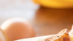 Bandeja con múltiples arepas venezolanas y sus rellenos