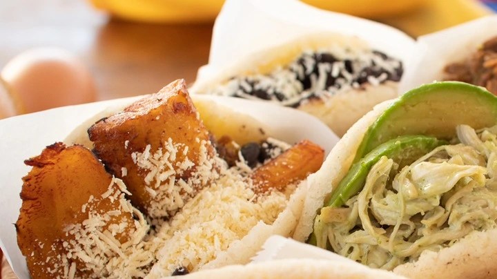 Bandeja con múltiples arepas venezolanas y sus rellenos