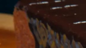 bizcocho de zanahoria con sirope de chocolate