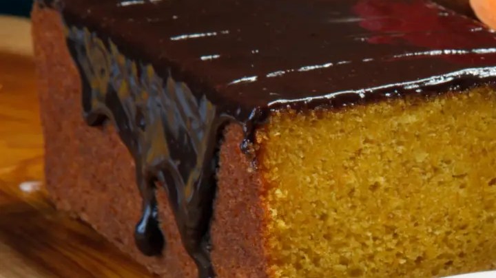 bizcocho de zanahoria con sirope de chocolate